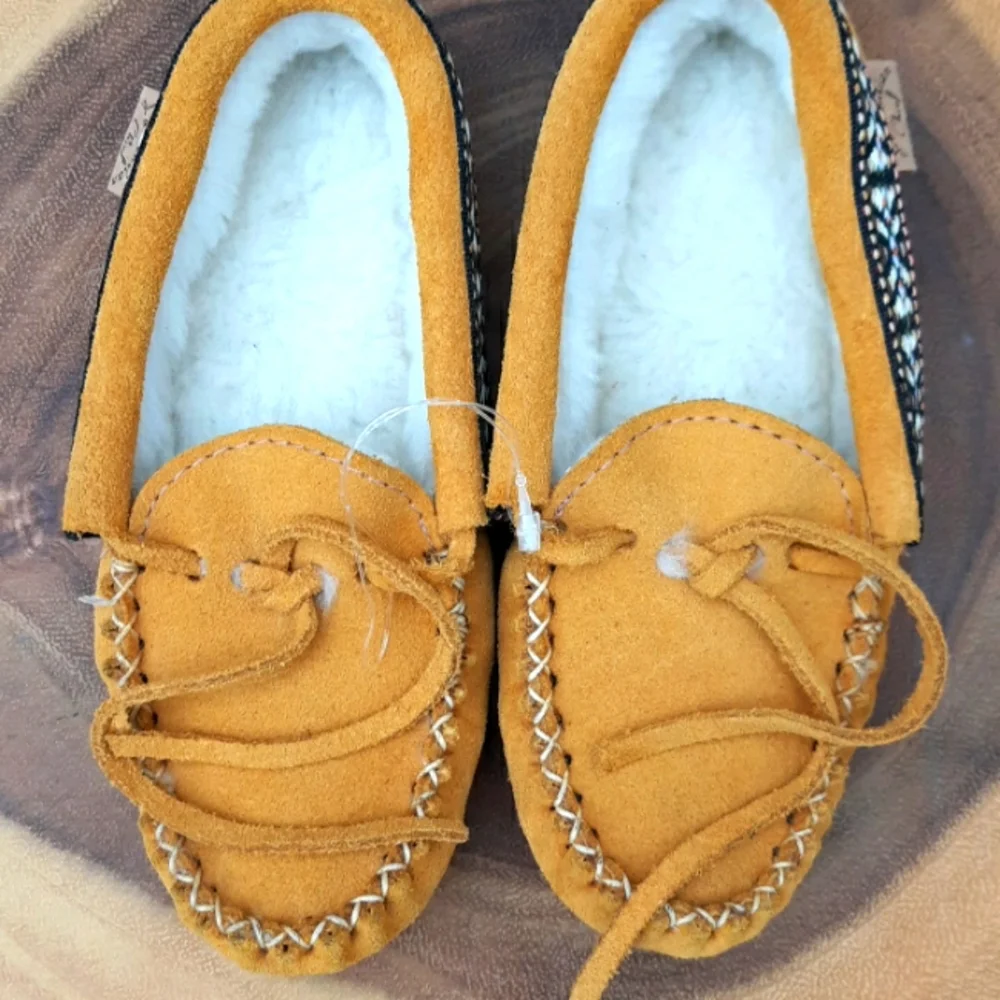 NWOT LAURENTIAN CHIEF MOCCASINS